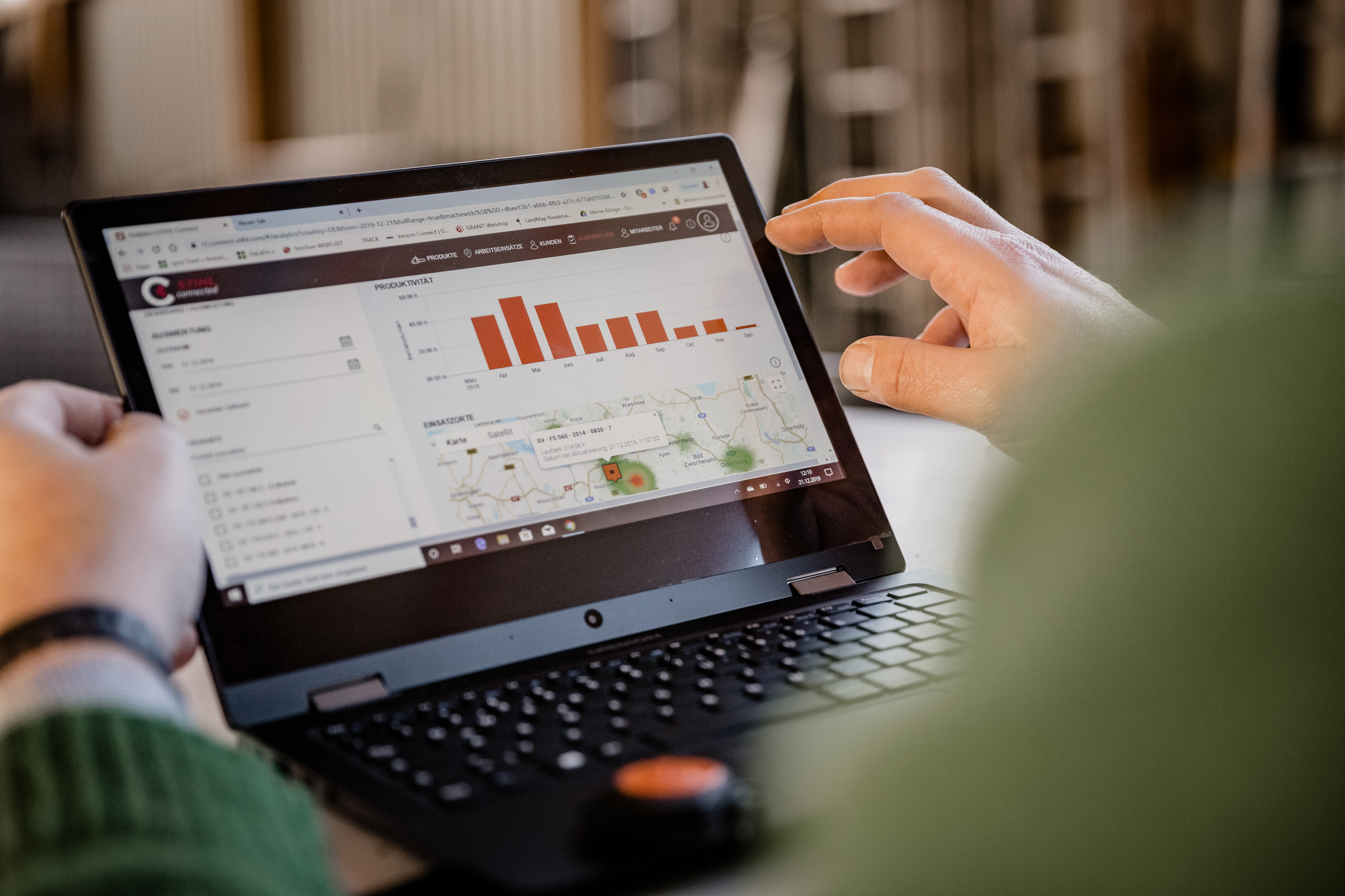 Nærbillede af en person foran en bærbar computer med STIHL tilsluttet portal åben