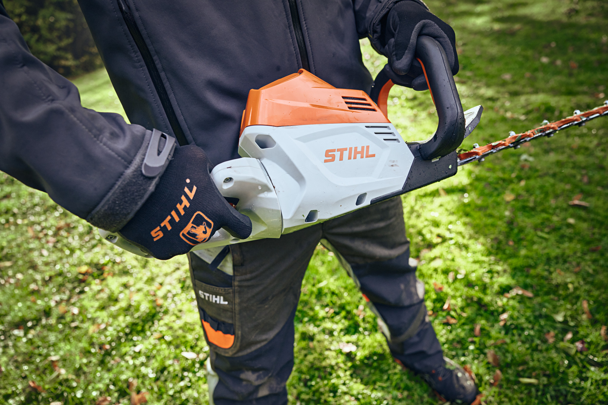 Mand med Stihl hækkeklipper